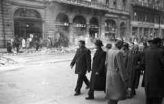 Magyarország, Budapest V., Kossuth Lajos utca, könyvégetés maradványa a Magyar Szovjet Társaság Országos Központja előtt (korábban Országos kaszinó, később a Szovjet Kultúra és Tudomány Háza, majd Magyarok Háza)., 1956, Nagy Gyula, háborús kár, cégtábla, forradalom, járókelő, utcakép, könyvesbolt, gyógyszertár, könyvégetés, Budapest, Fortepan #39945