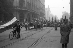 Magyarország, Budapest V., Kossuth Lajos utca az Astoria felé nézve. 1956. október 25-e délután, "véres-zászlós" tüntetés., 1956, Nagy Gyula, kerékpár, zászló, tömeg, forradalom, utcakép, felvonulás, Budapest, Fortepan #39947