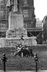 Magyarország, Budapest V., Ferenciek tere (Felszabadulás tér), az 1956-os forradalom alatt elesett ideiglenes sírja a Pázmány szobor előtt. Jobbra hátul a Kígyó utca., 1956, Nagy Gyula, forradalom, szobor, gyertya, virág, sírhalom, Pázmány Péter-ábrázolás, Budapest, Fortepan #39949