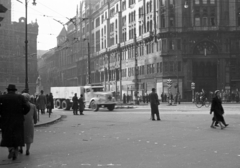 Magyarország, Budapest V., Ferenciek tere (Felszabadulás tér), szemben a Párizsi udvar, balra a Kígyó utca, előtte Pázmány Péter szobra., 1956, Nagy Gyula, forradalom, járókelő, teherautó, utcakép, jelzőlámpa, vöröskereszt, középület, eklektikus építészet, Budapest, Henrik Schmahl-terv, Fortepan #39956