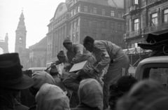 Magyarország, Budapest V., Szabad sajtó út, háttérben a Belvárosi templom. A Nemzetközi Vöröskereszt élelmiszersegélyének kiosztása., 1956, Nagy Gyula, forradalom, járókelő, utcakép, egyetem, segítség, vöröskereszt, torony, láda, Budapest, Fortepan #39959