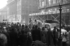 Magyarország, Budapest V., Szabad sajtó út a Váci utcai kereszteződés felé nézve. A Nemzetközi Vöröskereszt élelmiszersegélyének kiosztása., 1956, Nagy Gyula, tömeg, forradalom, járókelő, teherautó, utcakép, egyetem, segítség, vöröskereszt, Budapest, Fortepan #39960