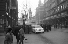 Magyarország, Budapest V., Szabad sajtó út a Ferenciek tere (Felszabadulás tér) felől nézve. A nemzetközi Vöröskereszt élelmiszersegélye, elől egy vöröskeresztes Mercedes 180 személygépkocsi., 1956, Nagy Gyula, német gyártmány, forradalom, járókelő, utcakép, Mercedes-márka, csoportosulás, segítség, vöröskereszt, automobil, mercedes w120, Budapest, Fortepan #39962