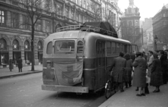 Magyarország, Budapest V., Ferenciek tere (Egyetem utca) a Reáltanoda utca felé nézve., 1956, Nagy Gyula, autóbusz, zászló, forradalom, magyar gyártmány, járókelő, utcakép, Ikarus-márka, vöröskereszt, Ikarus 60, rendszám, Budapest, Fortepan #39963