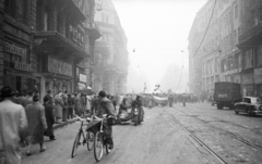 Magyarország, Budapest V., Kossuth Lajos utca az Astoria felé nézve., 1956, Nagy Gyula, kerékpár, zászló, cégtábla, tömeg, forradalom, motorkerékpár, járókelő, teherautó, utcakép, felvonulás, oldalkocsis motorkerékpár, mozi, automobil, mercedes w120, rendszám, Budapest, Fortepan #39973