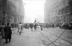 Magyarország, Budapest V., Kossuth Lajos utca az Astoria felé nézve., 1956, Nagy Gyula, zászló, szovjet gyártmány, tömeg, páncélautó, forradalom, utcakép, felvonulás, harcjármű, BTR 152, Budapest, Fortepan #39974