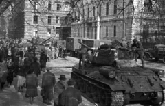 Magyarország, Budapest VIII., Pollack Mihály tér. Balra szemben a Puskin utca, jobbra a Bródy Sándor utca sarkán a Festetics palota., 1956, Nagy Gyula, szovjet gyártmány, tömeg, forradalom, harckocsi, teherautó, T-34 tank, Budapest, Fortepan #39984