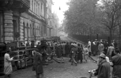 Magyarország, Budapest VIII., Bródy Sándor utca a Múzeum körút felől., 1956, Nagy Gyula, zászló, tömeg, forradalom, járműroncs, Budapest, Fortepan #39988