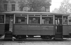 Magyarország, Budapest VIII., Múzeum körút, háttérben a Múzeum kávéház a Bródy Sándor utca sarkán., 1956, Nagy Gyula, felirat, forradalom, villamos, villamos pótkocsi, Budapest, FVV-szervezet, Fortepan #39989