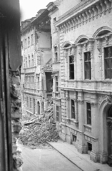 Magyarország, Budapest VIII., Bródy Sándor utca a Puskin utca irányából nézve, a romos épület (5-7.) a Magyar Rádió épülete, jobbra a Festetics palota., 1956, Nagy Gyula, háborús kár, forradalom, rom, Budapest, Magyar Rádió, Fortepan #39991