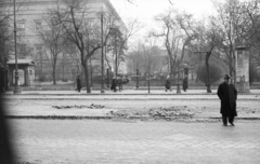 Magyarország, Budapest VIII., Múzeum körút, Magyar Nemzeti Múzeum, szovjet páncélosok a Múzeumkertben., 1956, Nagy Gyula, plakát, szovjet gyártmány, forradalom, hirdetőoszlop, harcjármű, SZU-100, Budapest, Fortepan #39993