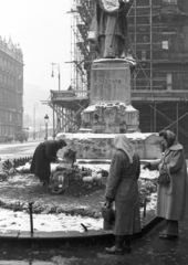 Magyarország, Budapest V., Ferenciek tere (Felszabadulás tér), az 1956-os forradalom alatt elesett ideiglenes sírja a Pázmány szobor előtt., 1956, Nagy Gyula, hó, forradalom, szobor, utcakép, lámpaoszlop, sírhalom, állvány, Pázmány Péter-ábrázolás, Budapest, Fortepan #39995