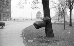 Magyarország, Budapest V., Fővám (Dimitrov) tér, Georgi Dimitrov mellszobra., 1956, Nagy Gyula, forradalom, hídfő, jelképrombolás, mellszobor, Budapest, Georgi Dimitrov-ábrázolás, Fortepan #39996