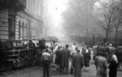 Magyarország, Budapest VIII., Bródy Sándor utca a Múzeum körút felől., 1956, Nagy Gyula, tömeg, forradalom, járműroncs, Budapest, Fortepan #40005