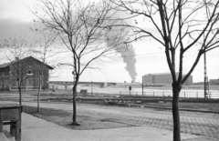 Magyarország, Budapest IX., Fővám (Dimitrov) tér egyetem előtti része, balra a közraktárak, háttérben a Petőfi híd., 1956, Nagy Gyula, híd, egyetem, füst, Duna, raktár, Budapest, Duna-híd, Álgyay Hubert Pál-terv, Fortepan #40007