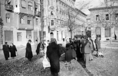 Magyarország, Budapest VIII., Rákóczi tér, szemben a Vásár utca, az 1956-os forradalom alatt elesettek temetése ideiglenes sírba., 1956, Nagy Gyula, cégtábla, forradalom, babakocsi, temetés, sírhalom, Budapest, Fortepan #40012