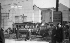 Magyarország, Budapest VIII.,Budapest V., Kálvin tér., 1956, Nagy Gyula, felirat, forradalom, villamos, jelképrombolás, tábla, Budapest, cirill írás, Fortepan #40014