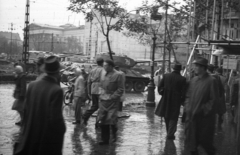 Magyarország, Budapest VIII.,Budapest IX., Kálvin tér a Ráday utca torkolatából nézve., 1956, Nagy Gyula, szovjet gyártmány, forradalom, harckocsi, lámpaoszlop, T-34 tank, Budapest, Fortepan #40018