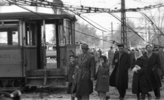 Magyarország, Budapest VIII.,Budapest V., Kálvin tér a Múzeum körút felé nézve., 1956, Nagy Gyula, forradalom, utcakép, villamos, járműroncs, felsővezeték, Budapest, Fortepan #40019