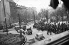 Magyarország, Budapest VIII.,Budapest V., Kálvin tér a Múzeum körút felé nézve., 1956, Nagy Gyula, autóbusz, szovjet gyártmány, tömeg, forradalom, harckocsi, teherautó, Chevrolet-márka, automobil, Skoda 1101/1102 Tudor, T-34 tank, Budapest, Fortepan #40026