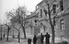 Magyarország, budai Vár, Budapest I., Tóth Árpád sétány, jobbra a Szentháromság utca torkolata., 1956, Nagy Gyula, háborús kár, forradalom, lámpaoszlop, Budapest, épületkár, Fortepan #40028