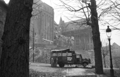 Magyarország, Budapest I., Linzi lépcső, szemben egy kiégett Csepel D 350 bányászbusz, távolabb a budai Várban az Országos Levéltár épülete., 1956, Nagy Gyula, háborús kár, forradalom, magyar gyártmány, Csepel-márka, járműroncs, lámpaoszlop, középület, Csepel B-350/D-350, Budapest, Fortepan #40030