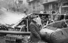 Magyarország, Budapest XI., Himfy utca a Villányi útról nézve., 1956, Nagy Gyula, portré, szovjet gyártmány, forradalom, harckocsi, járműroncs, T-34 tank, motor, Budapest, Fortepan #40036