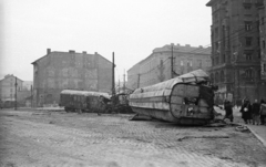 Magyarország, Budapest XII.,Budapest I., Alkotás utca a Déli pályaudvartól a Nagyenyed utca felé nézve., 1956, Nagy Gyula, háborús kár, forradalom, járműroncs, vagon, Budapest, Fortepan #40040