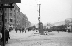 Magyarország, Budapest XII.,Budapest I., Alkotás utca a Nagyenyed utcától a Krisztina körút felé nézve., 1956, Nagy Gyula, háborús kár, forradalom, utcakép, életkép, telefonfülke, lámpaoszlop, vasúti szerelvény, vagon, Budapest, Fortepan #40041