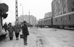 Magyarország, Budapest XII.,Budapest I., Alkotás utca a Déli pályaudvartól a Nagyenyed utca felé nézve., 1956, Nagy Gyula, forradalom, vagon, táska, Budapest, Fortepan #40042