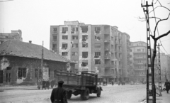 Magyarország, Budapest II., Margit körút (Mártirok útja) a Széna tér felől a Kis Rókus utca felé nézve., 1956, Nagy Gyula, plakát, forradalom, járókelő, teherautó, utcakép, életkép, hirdetőoszlop, épületkár, Budapest, Fortepan #40044