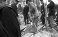 Magyarország, Budapest XII., Farkasréti temető, az 1956-os forradalom alatt elesett férfi temetése., 1956, Nagy Gyula, forradalom, temetés, sírhalom, Budapest, Fortepan #40045