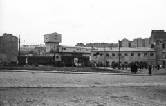 Magyarország, Budapest II., Széna tér, a Lövőház utca sarkán a metróépítés felvonótornya., 1956, Nagy Gyula, forradalom, járműroncs, vagon, metróépítés, Budapest, Fortepan #40046