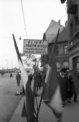 Magyarország, Budapest II., Margit körút (Mártírok útja), háttérben a Margit híd, jobbra a Frankel Leó út sarkán a Fény presszó., 1956, Nagy Gyula, zászló, forradalom, járókelő, utcakép, életkép, gyógyszertár, tábla, Budapest, Fortepan #40050