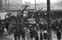 Magyarország, Budapest II., Széll Kálmán (Moszkva) tér., 1956, Nagy Gyula, forradalom, teherautó, életkép, daru, lámpaoszlop, címer, csoportosulás, vagon, gomba, Csepel B-300, Kossuth címer, autódaru, Budapest, Fortepan #40051