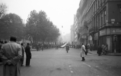 Magyarország, Budapest V., Erzsébet (Engels) tér az Október 6. utcából nézve. 1956. október 25-e délután, "véres-zászlós" tüntetés., 1956, Nagy Gyula, zászló, forradalom, jelzőlámpa, felvonulás, Budapest, Fortepan #40058