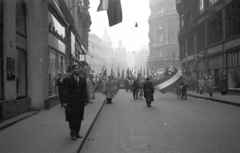 Magyarország, Budapest V., Petőfi Sándor utca a Ferenciek tere (Felszabadulás tér) felé nézve. 1956. október 25-e délután, "véres-zászlós" tüntetés., 1956, Nagy Gyula, kerékpár, zászló, forradalom, utcakép, felvonulás, Budapest, Fortepan #40059