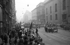 Magyarország, Budapest V., Kossuth Lajos utca a Ferenciek tere (Felszabadulás tér) felől nézve. 1956. október 25-e délután, "véres-zászlós" tüntetés., 1956, Nagy Gyula, zászló, forradalom, felvonulás, Budapest, Fortepan #40060