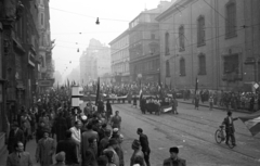 Magyarország, Budapest V., Kossuth Lajos utca a Ferenciek tere (Felszabadulás tér) felől nézve. 1956. október 25-e délután, "véres-zászlós" tüntetés., 1956, Nagy Gyula, kerékpár, zászló, forradalom, utcakép, felvonulás, Budapest, Fortepan #40061