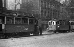 Magyarország, Budapest V., Múzeum körút, háttérben a 7. számú ház., 1956, Nagy Gyula, forradalom, villamos, járműroncs, Budapest, FVV-szervezet, viszonylatszám, Fortepan #40065