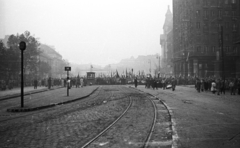 Magyarország, Budapest V.,Budapest VII., Károly (Tanács) körút a Deák Ferenc tér felé nézve. 1956. október 25-e délután, "véres-zászlós" tüntetés., 1956, Nagy Gyula, zászló, forradalom, felvonulás, villamosmegálló, Budapest, Fortepan #40068