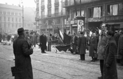 Magyarország, Budapest VIII., Rákóczi út a Károly (Tanács) körút felé nézve. Szól a Himnusz., 1956, Nagy Gyula, plakát, zászló, forradalom, felvonulás, hirdetőoszlop, éneklés, zászlórúd, Budapest, kalap kézben, vigyázállás, Fortepan #40070