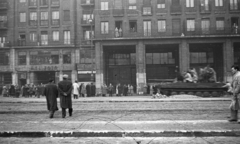 Magyarország, Budapest VII., Károly (Tanács) körút a Madách térnél., 1956, Nagy Gyula, szovjet gyártmány, felirat, forradalom, harckocsi, Madách-házak, PT-76 tank, fotószaküzlet, Budapest, Fortepan #40071