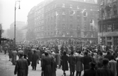 Magyarország, Budapest V.,Budapest VII., Károly (Tanács) körút az Astoria felé nézve., 1956, Nagy Gyula, háborús kár, zászló, tömeg, forradalom, harckocsi, gyógyszertár, Budapest, Fortepan #40072