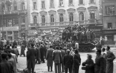 Magyarország, Budapest V.,Budapest VII., Károly (Tanács) körút, szemben a 4. számú ház., 1956, Nagy Gyula, háborús kár, cégtábla, szovjet gyártmány, tömeg, forradalom, harckocsi, gyógyszertár, T-54 tank, Budapest, Fortepan #40073