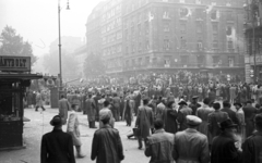 Magyarország, Budapest V.,Budapest VII., Károly (Tanács) körút az Astoria felé nézve., 1956, Nagy Gyula, háborús kár, zászló, tömeg, forradalom, harckocsi, Budapest, Fortepan #40074