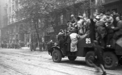 Magyarország, Budapest VII., Károly (Tanács) körút az Astoria felől nézve., 1956, Nagy Gyula, szovjet gyártmány, forradalom, harcjármű, BTR 152, Budapest, Fortepan #40075