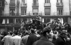 Magyarország, Budapest VII., Károly (Tanács) körút, MTA lakóház., 1956, Nagy Gyula, háborús kár, cégtábla, tömeg, forradalom, kávéház, Budapest, Fortepan #40077