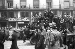 Magyarország, Budapest VII., Károly (Tanács) körút, MTA lakóház., 1956, Nagy Gyula, háborús kár, cégtábla, tömeg, forradalom, teherautó, Budapest, Fortepan #40078