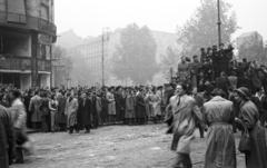 Magyarország, Budapest VII., Károly (Tanács) körút - Rákóczi út sarok, háttérben a Rákóczi út házai és a metróépítés felvonótornya., 1956, Nagy Gyula, tömeg, forradalom, lámpaoszlop, metróépítés, Budapest, Fortepan #40079